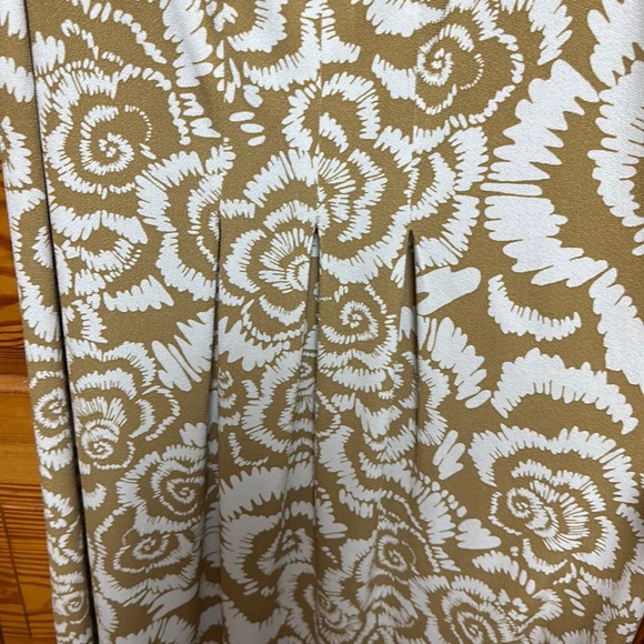 George maxi dress tan White floral design pleated bodice a free flowing skirt - Picture 3 of 6
